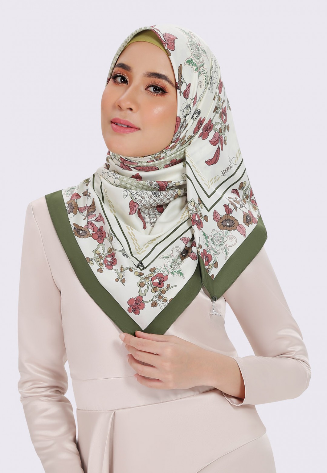 SQ CIK SITI WAN KEMBANG WITH CHARM 289